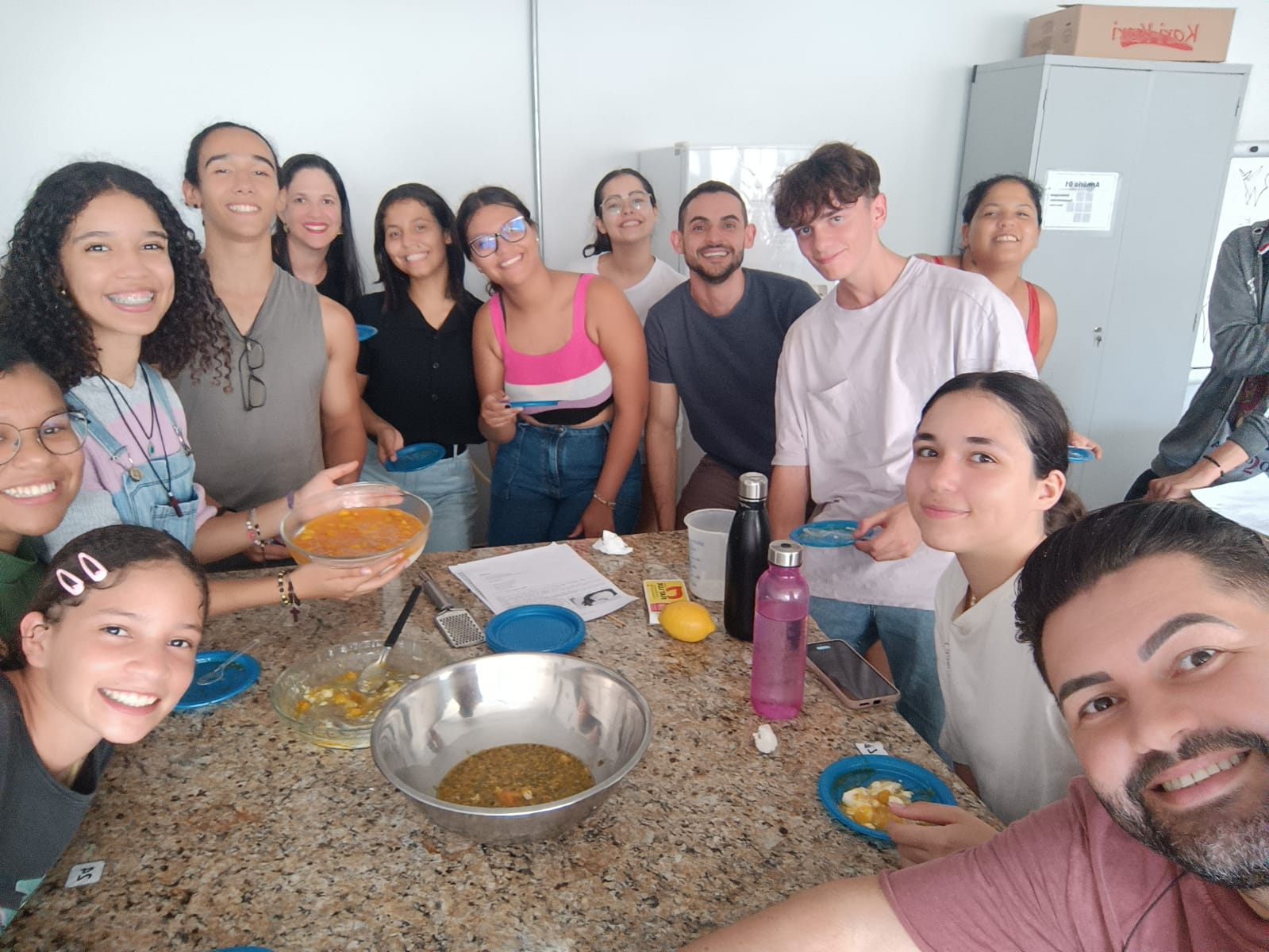 Aula prática de italiano, envolvendo vocabulário e cultura na área de culinária, com a presença de estudantes do EMI e intercambistas Aula prática de italiano, envolvendo vocabulário e cultura na área de culinária, com a presença de estudantes do EMI e intercambistas